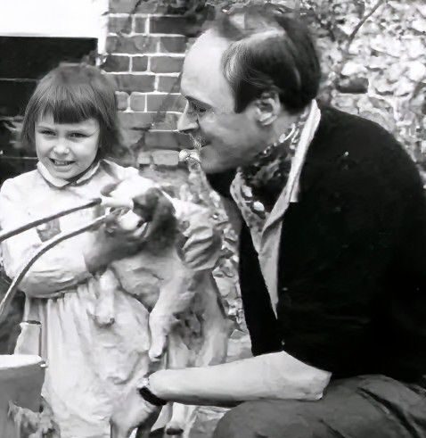 Roald Dahl junto a su hija Olivia en el jardín de su casa, fotografía familiar de finales de la década de 1950