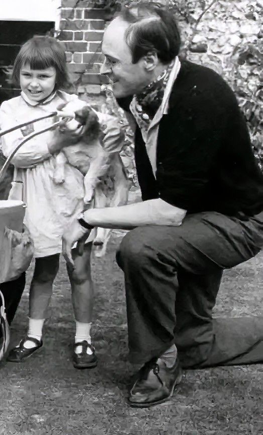 Roald Dahl junto a su hija Olivia en el jardín de su casa, fotografía familiar de finales de la década de 1950