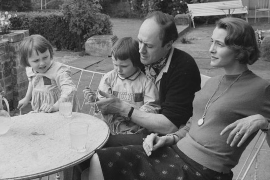 Roald Dahl junto a su esposa Patricia Neal y sus hijos Theo, retratados en un momento familiar a comienzos de la década de 1960.