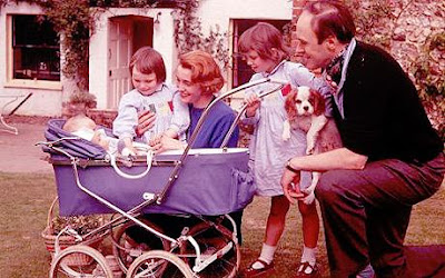 Roald Dahl junto a su esposa Patricia Neal y sus hijos Theo, Tessa y Olivia en 1961
