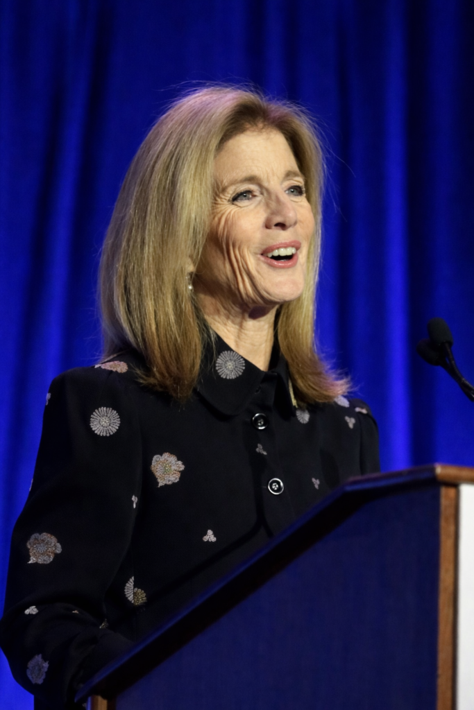Caroline Kennedy dando un discurso en un acto público durante su trayectoria de servicio y representación institucional.