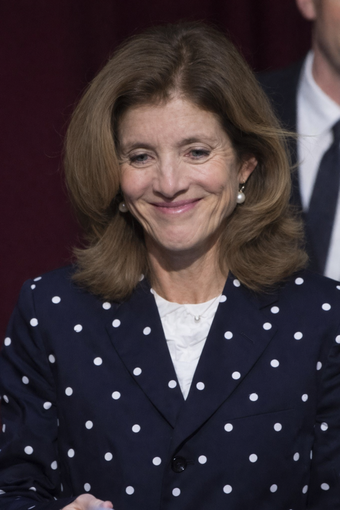 Retrato de Caroline Kennedy en un evento público, asociado a su trayectoria cívica y diplomática.