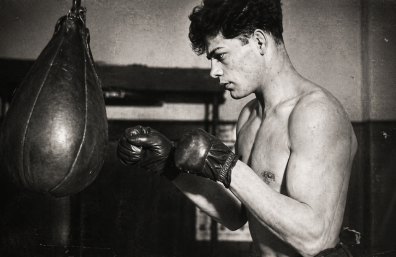 Imagen histórica de un boxeador entrenando, utilizada para ilustrar la juventud y la carrera deportiva de Johann Trollmann.