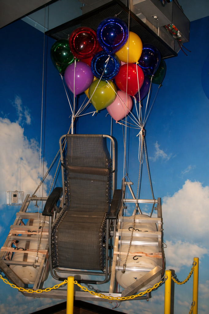 Silla de Larry Walters exhibida en museo como objeto histórico de su vuelo con globos.