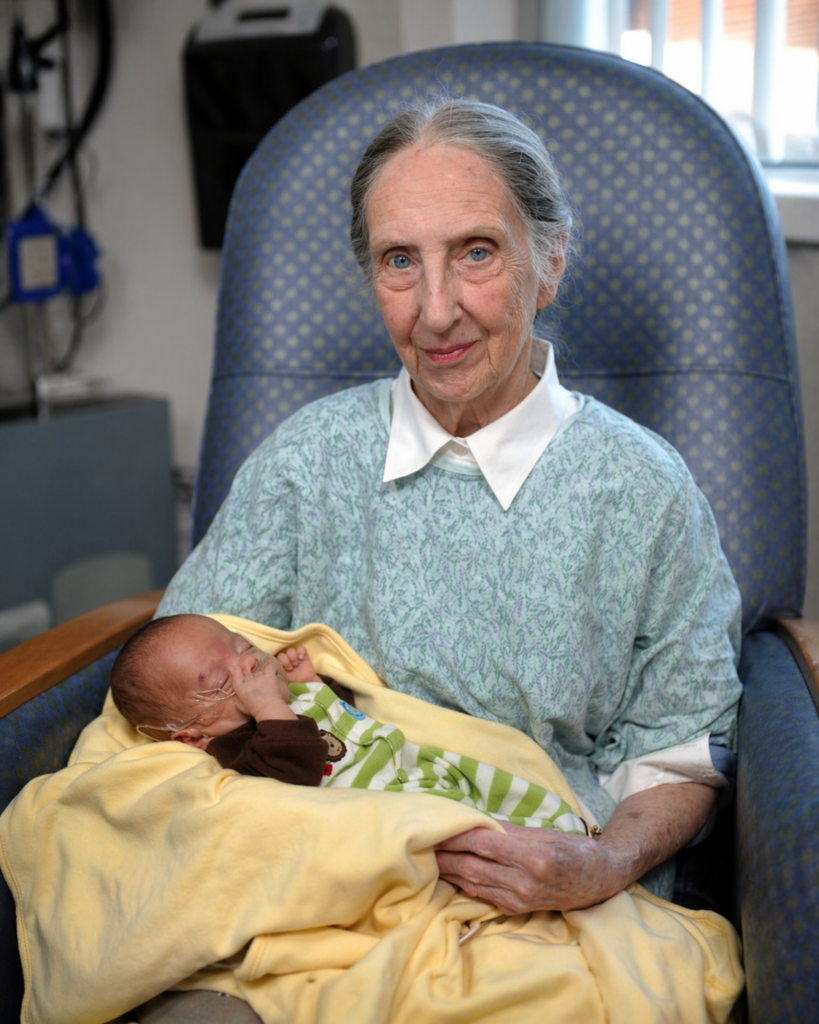 Retrato de Mildred Stahlman con un bebé prematuro en una unidad médica.