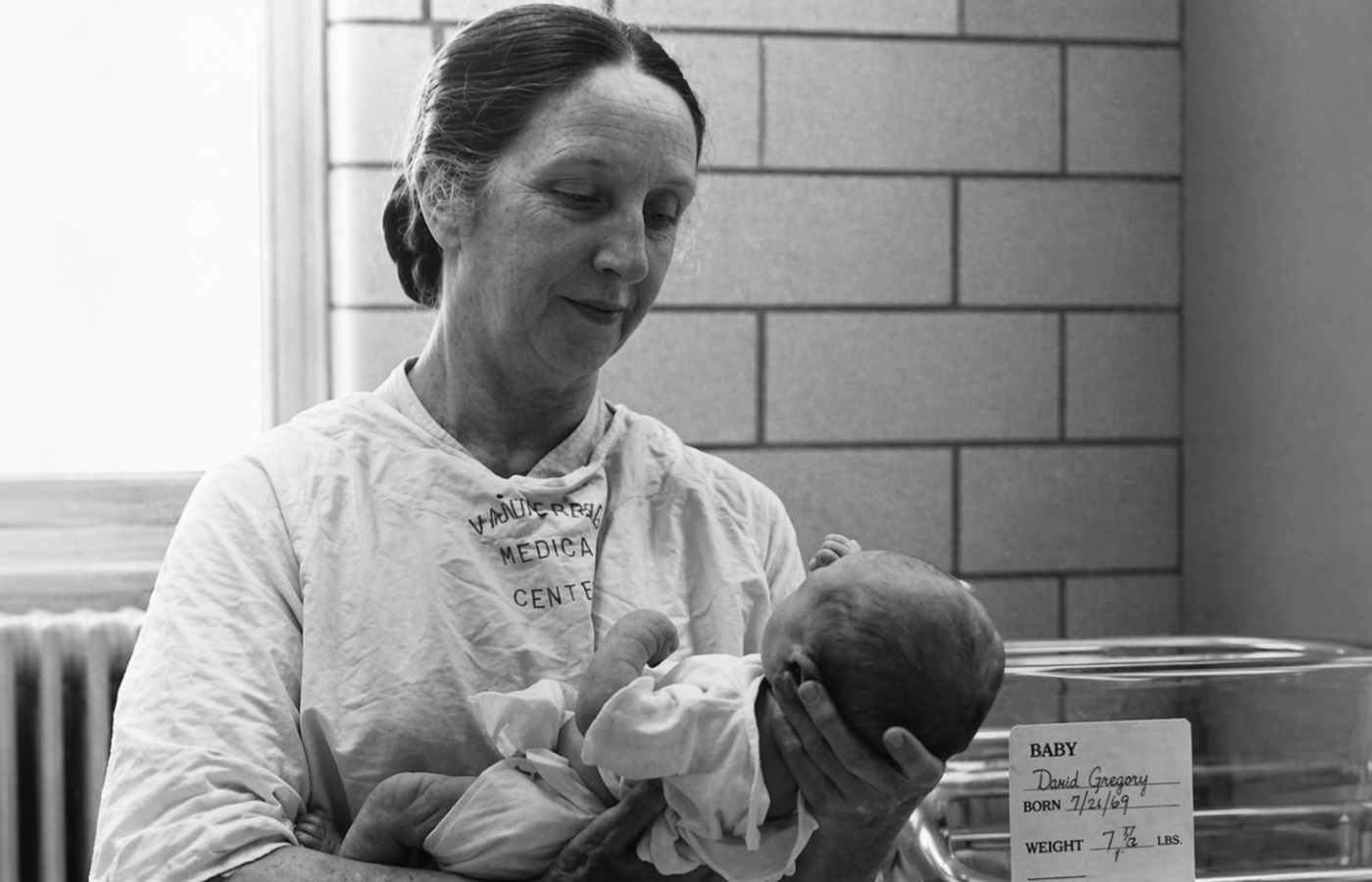 Fotografía histórica de Mildred Stahlman sosteniendo a un recién nacido en un entorno hospitalario.