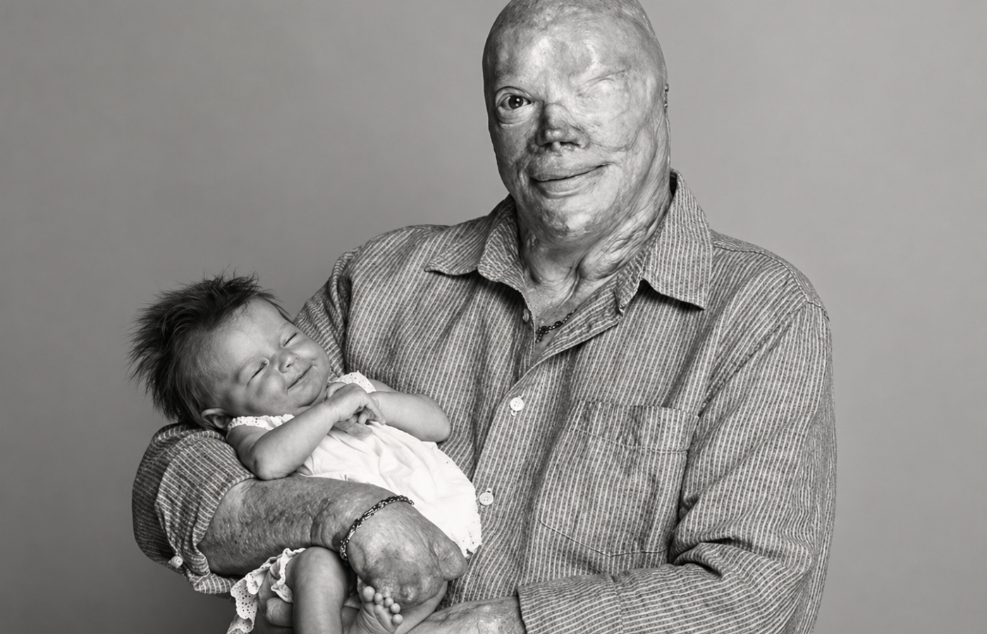 Joe Kinan con su hija en brazos, años después de sobrevivir al incendio de The Station.