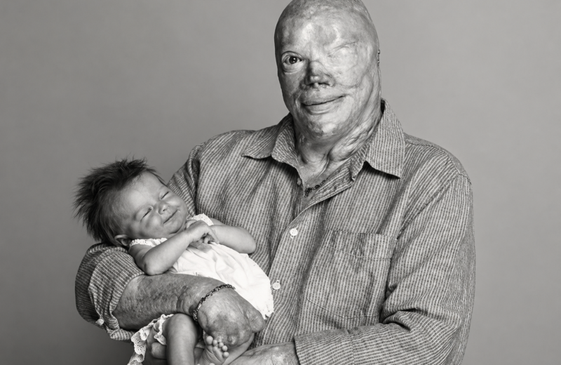 Joe Kinan con su hija en brazos, años después de sobrevivir al incendio de The Station.