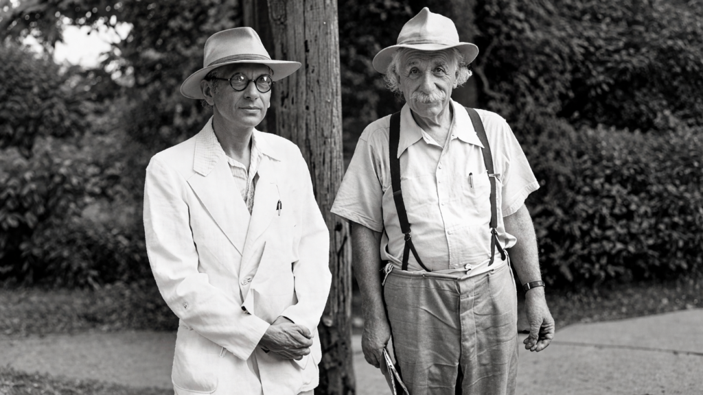 Fotografía en blanco y negro de dos intelectuales al aire libre, utilizada para ilustrar la amistad de Kurt Gödel en Princeton.