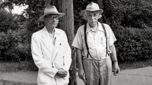 Fotografía en blanco y negro de dos intelectuales al aire libre, utilizada para ilustrar la amistad de Kurt Gödel en Princeton.