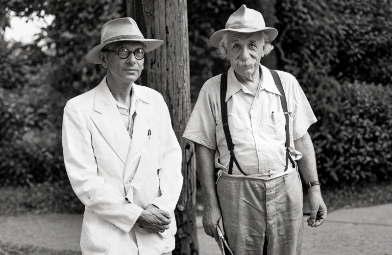 Fotografía en blanco y negro de dos intelectuales al aire libre, utilizada para ilustrar la amistad de Kurt Gödel en Princeton.