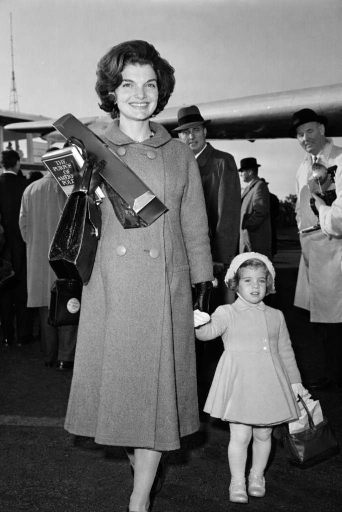 Fotografía de Jacqueline Kennedy junto a Caroline Kennedy en su infancia, tras los años de la Casa Blanca.