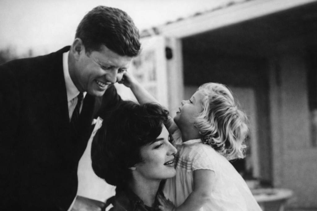 Fotografía familiar de John F. Kennedy, Jacqueline Kennedy y Caroline Kennedy en los primeros años de su vida.
