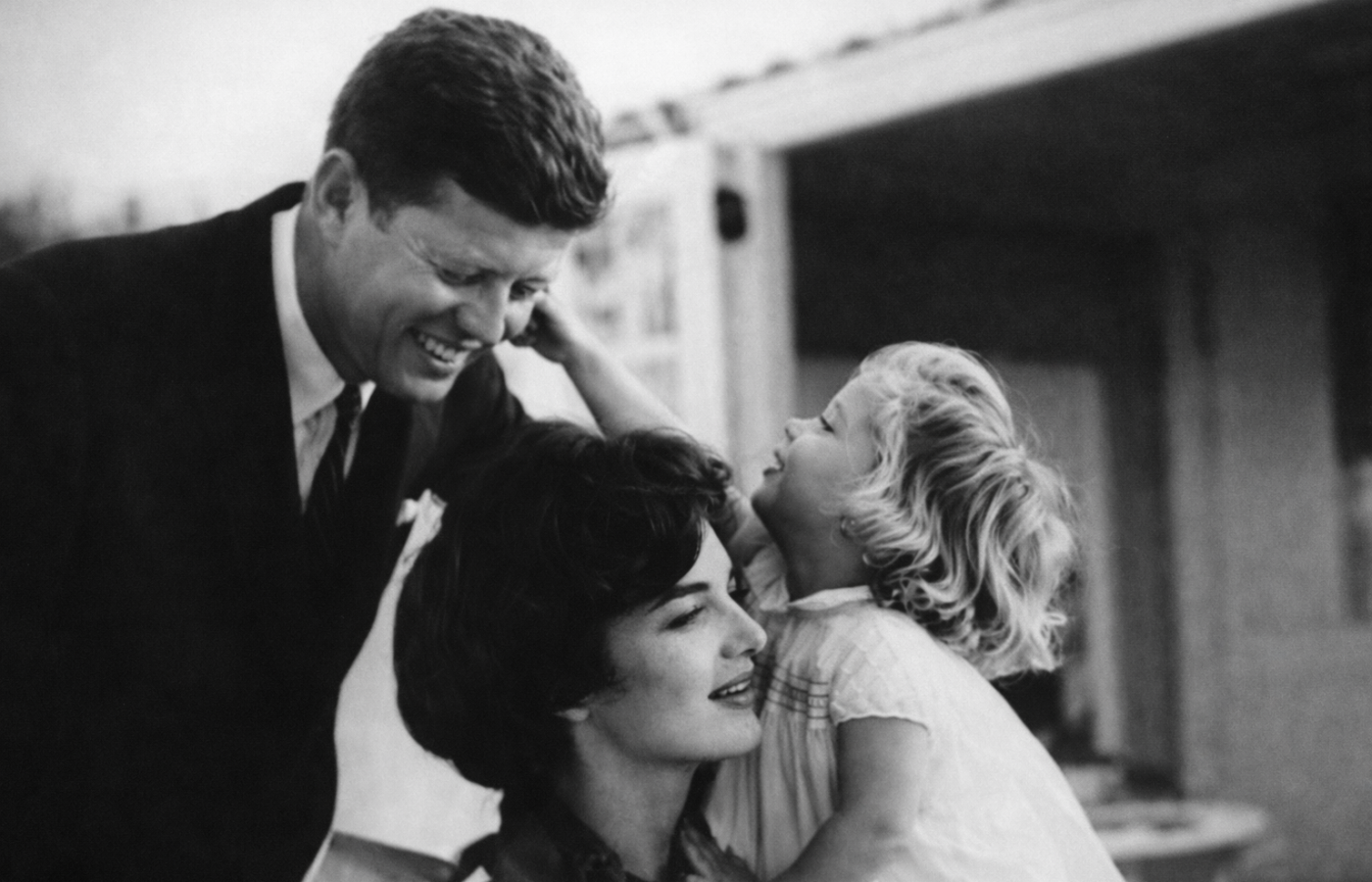 Fotografía familiar de John F. Kennedy, Jacqueline Kennedy y Caroline Kennedy en los primeros años de su vida.