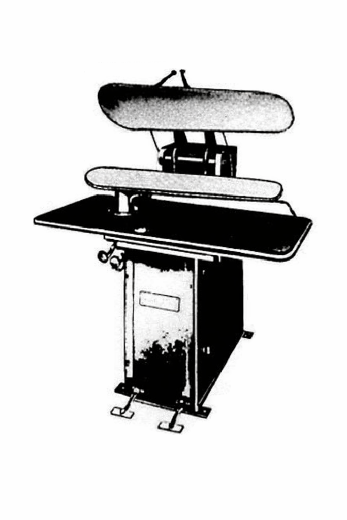 Máquina antigua de planchado textil vinculada a la evolución histórica de la limpieza y el tratamiento de la ropa.