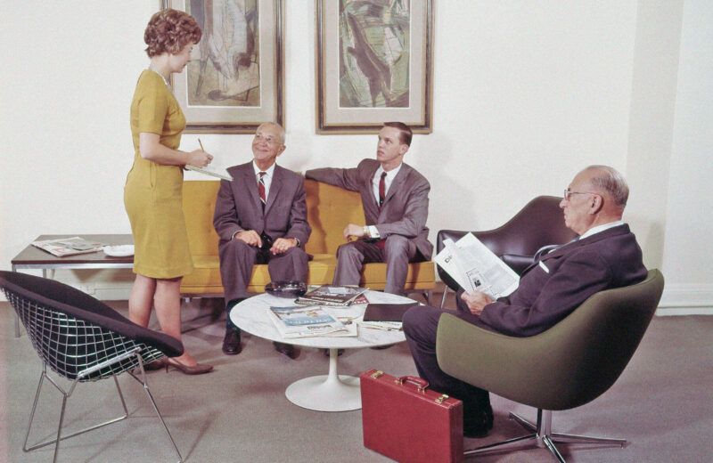 Extraña etiqueta en el lugar de trabajo de los años 60