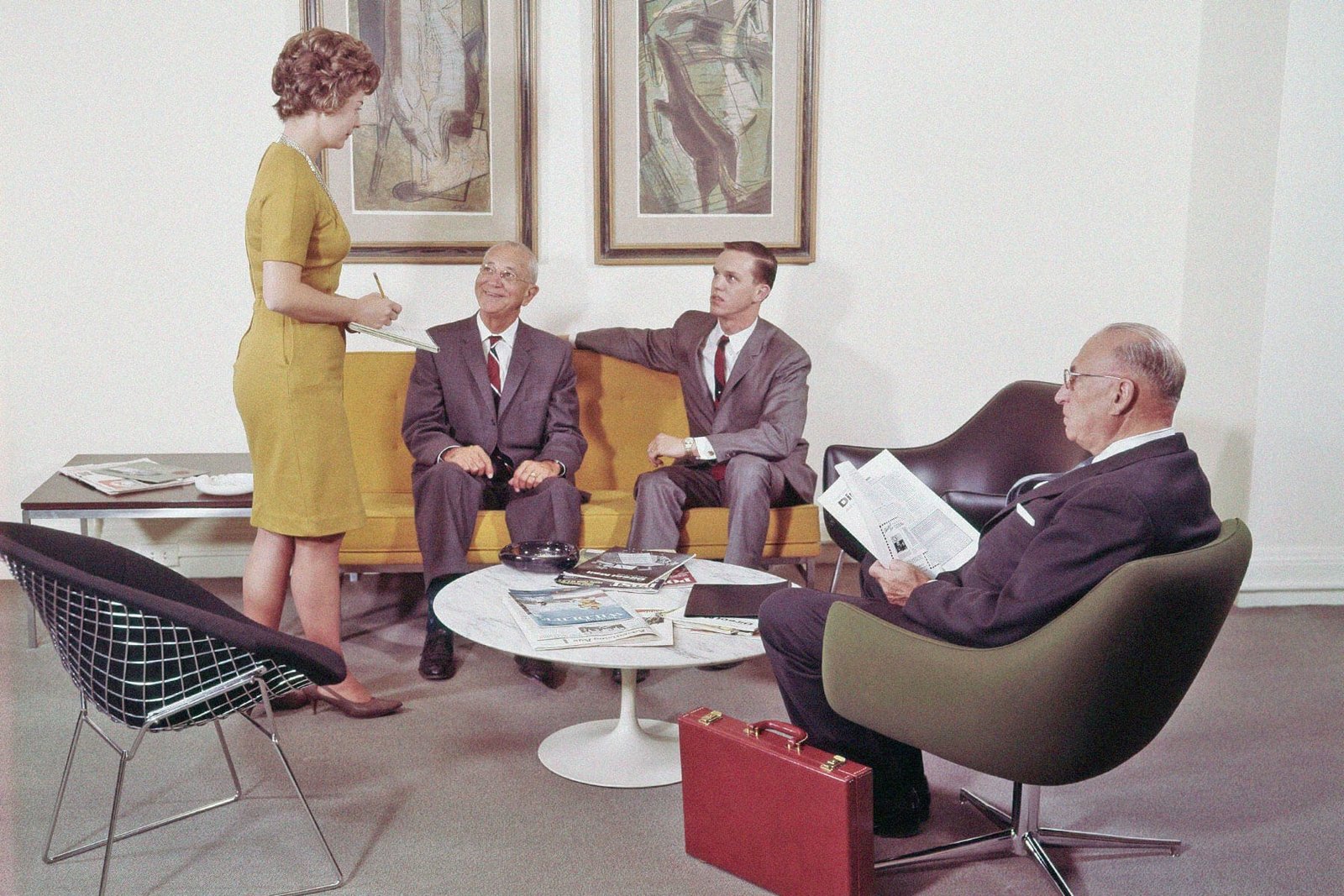 Extraña etiqueta en el lugar de trabajo de los años 60