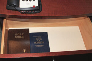 La verdadera razón por la que las habitaciones de hotel tienen Biblias