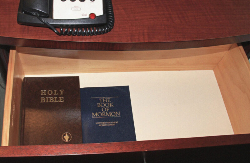 La verdadera razón por la que las habitaciones de hotel tienen Biblias