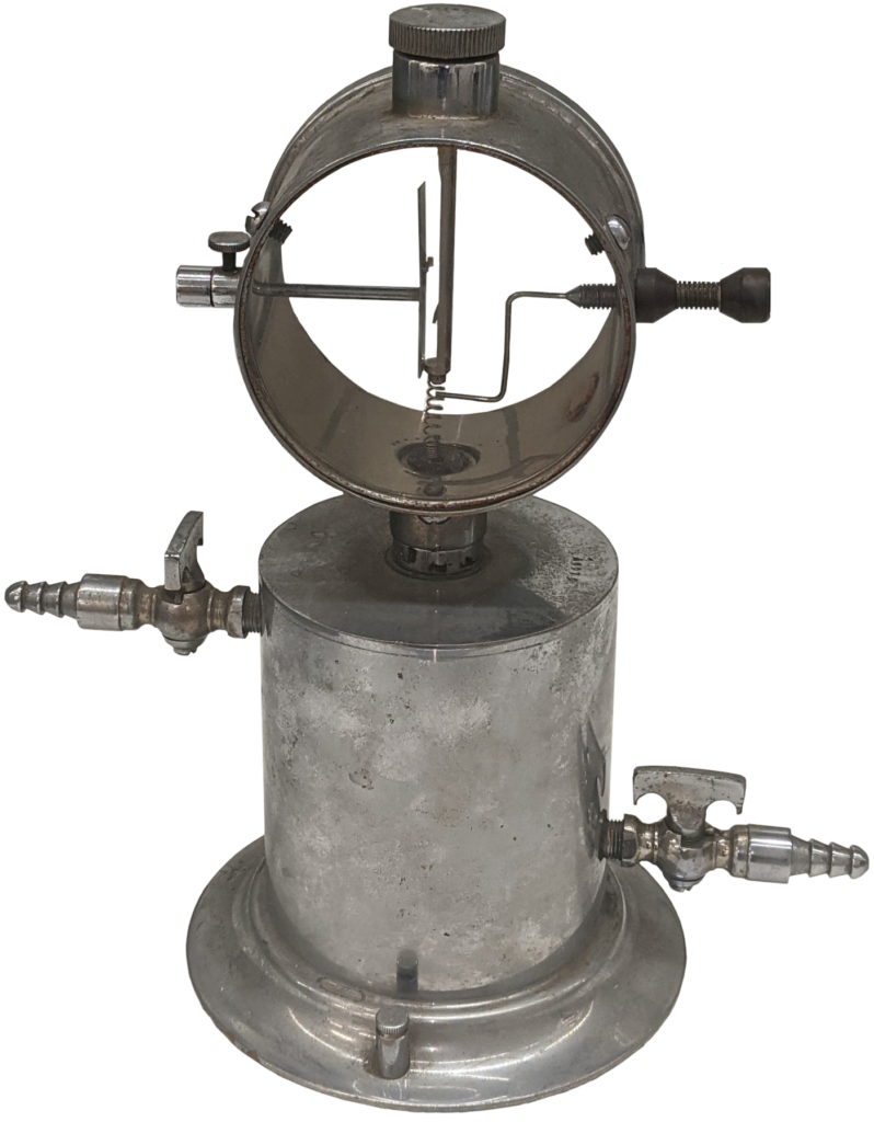 Electroscopio de Lind fotografiado por Bert Coursey en NIST en 2021; cámara inferior con llaves y mecanismo visible en la parte superior.