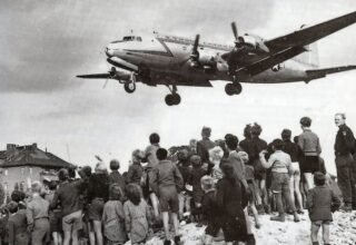 Avión C-54 aterrizando en Tempelhof durante el puente aéreo de Berlín
