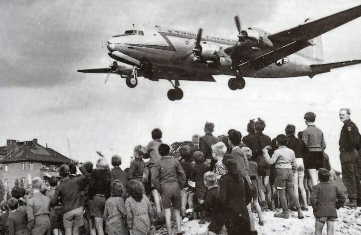 Avión C-54 aterrizando en Tempelhof durante el puente aéreo de Berlín