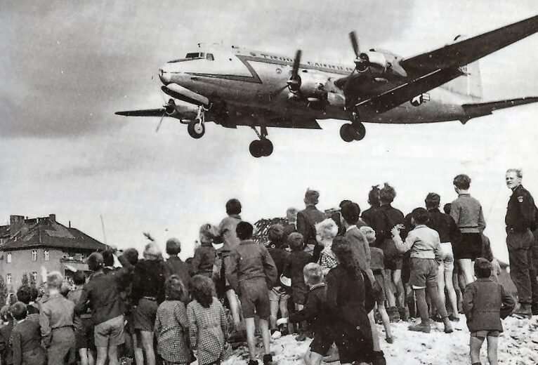 Avión C-54 aterrizando en Tempelhof durante el puente aéreo de Berlín