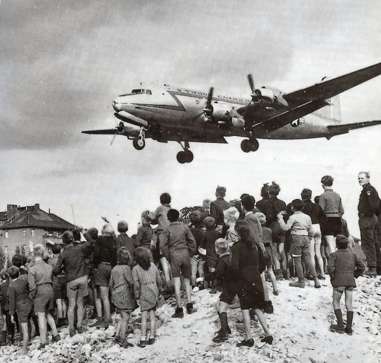 Avión C-54 aterrizando en Tempelhof durante el puente aéreo de Berlín