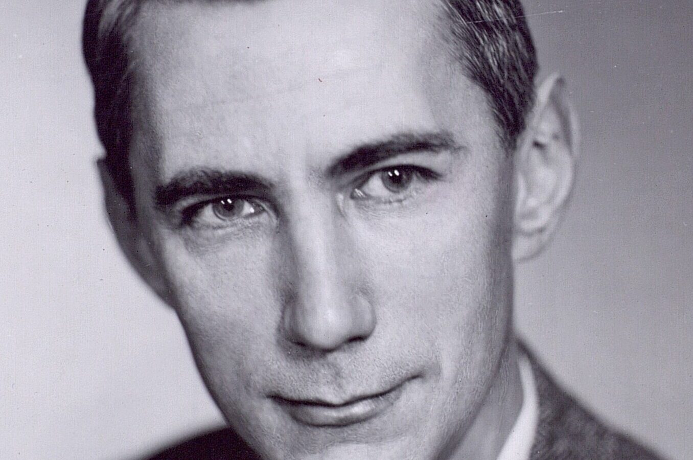 Claude Shannon junto a un dispositivo electrónico