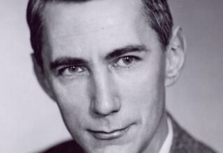 Claude Shannon junto a un dispositivo electrónico