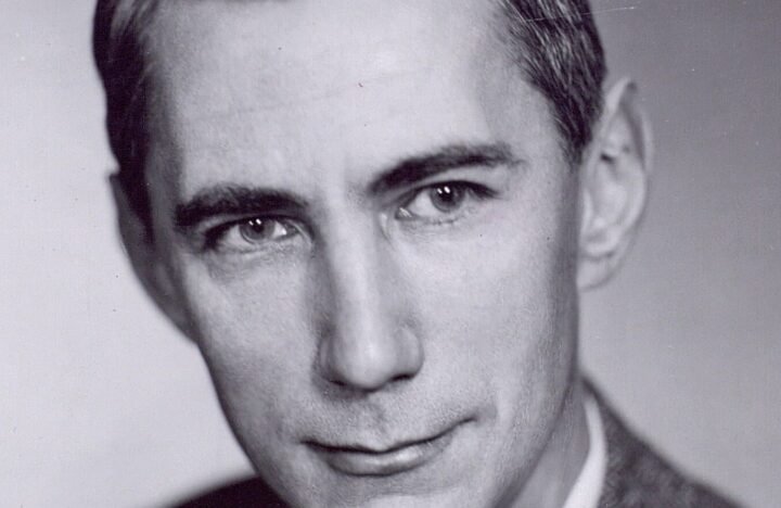 Claude Shannon junto a un dispositivo electrónico