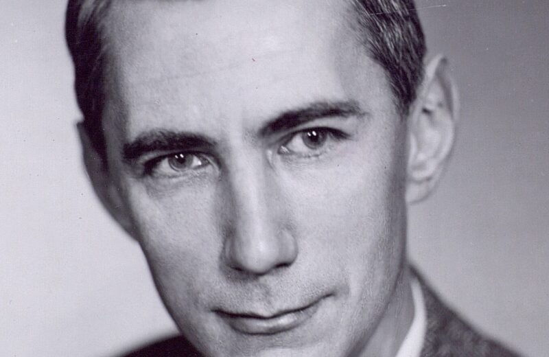 Claude Shannon junto a un dispositivo electrónico