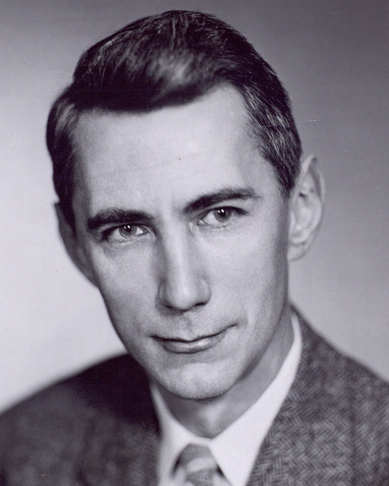 Claude Shannon junto a un dispositivo electrónico