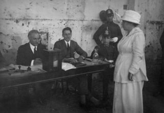 Julieta Lanteri llegando a votar en Buenos Aires en 1911