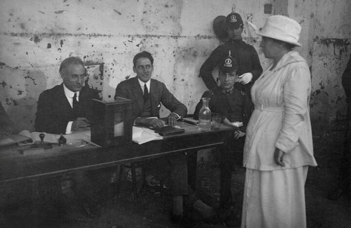 Julieta Lanteri llegando a votar en Buenos Aires en 1911
