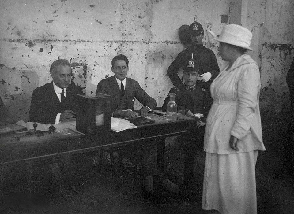 Julieta Lanteri llegando a votar en Buenos Aires en 1911