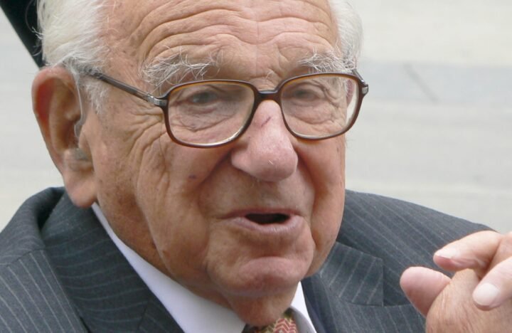 Nicholas Winton durante una visita al Castillo de Praga