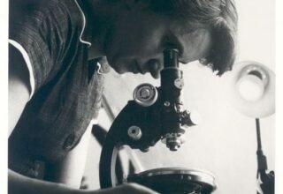 Retrato de la química y cristalógrafa Rosalind Franklin