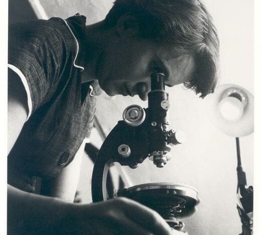 Retrato de la química y cristalógrafa Rosalind Franklin