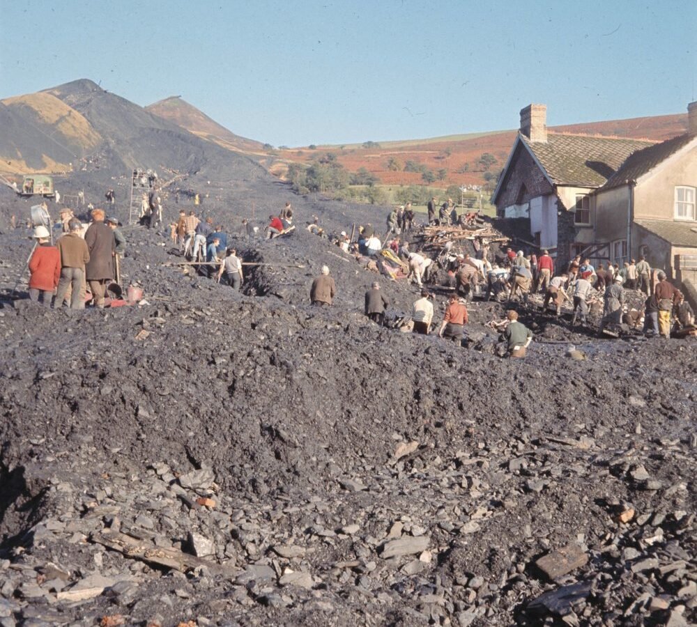 Equipos de rescate trabajando entre los escombros después del desastre de Aberfan