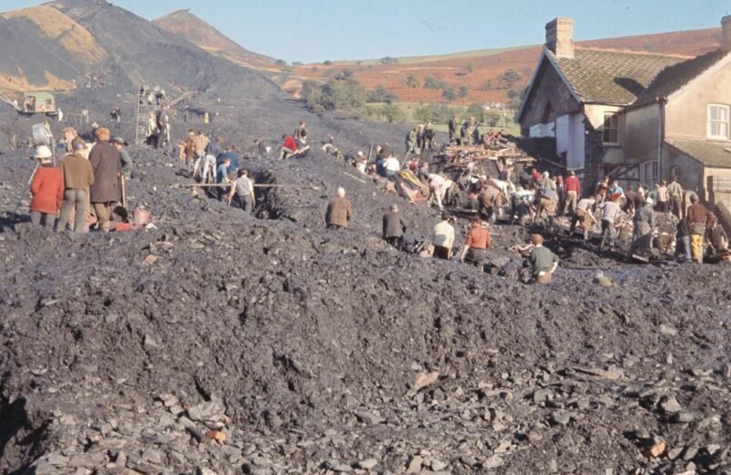 Equipos de rescate trabajando entre los escombros después del desastre de Aberfan
