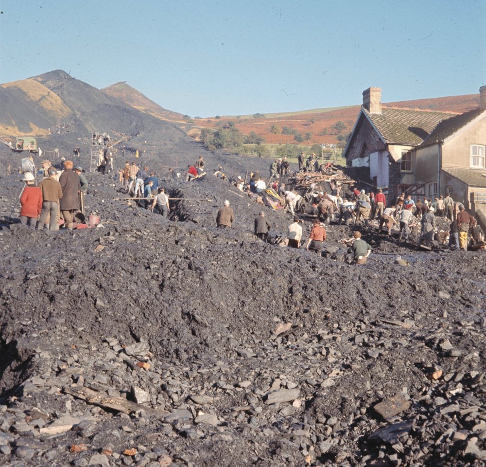 Equipos de rescate trabajando entre los escombros después del desastre de Aberfan