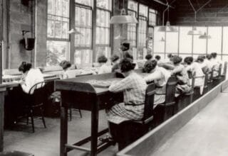 Trabajadoras pintando esferas con pintura de radio hacia 1922