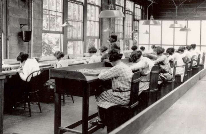 Trabajadoras pintando esferas con pintura de radio hacia 1922