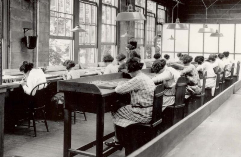 Trabajadoras pintando esferas con pintura de radio hacia 1922