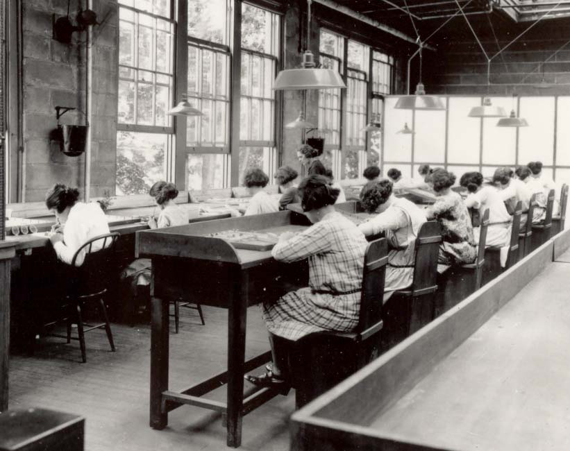Trabajadoras pintando esferas con pintura de radio hacia 1922