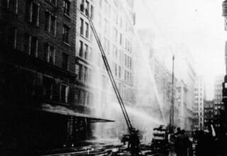 Bomberos intentan alcanzar el incendio de la fábrica Triangle en 1911