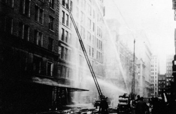 Bomberos intentan alcanzar el incendio de la fábrica Triangle en 1911