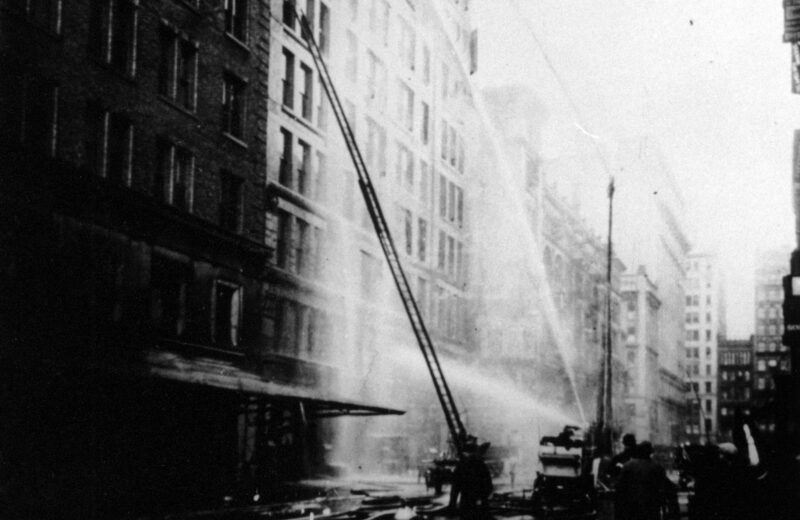 Bomberos intentan alcanzar el incendio de la fábrica Triangle en 1911