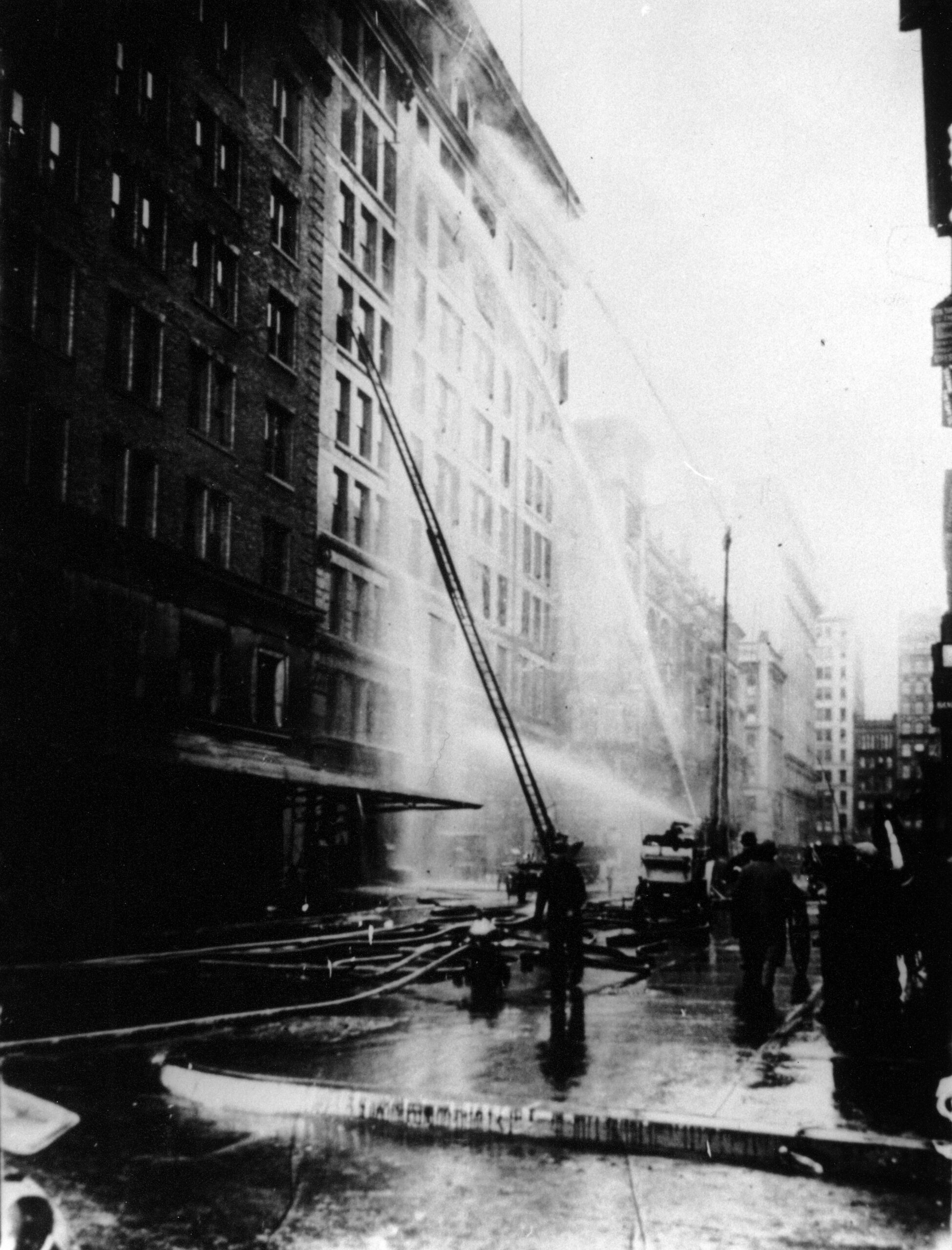 Bomberos intentan alcanzar el incendio de la fábrica Triangle en 1911